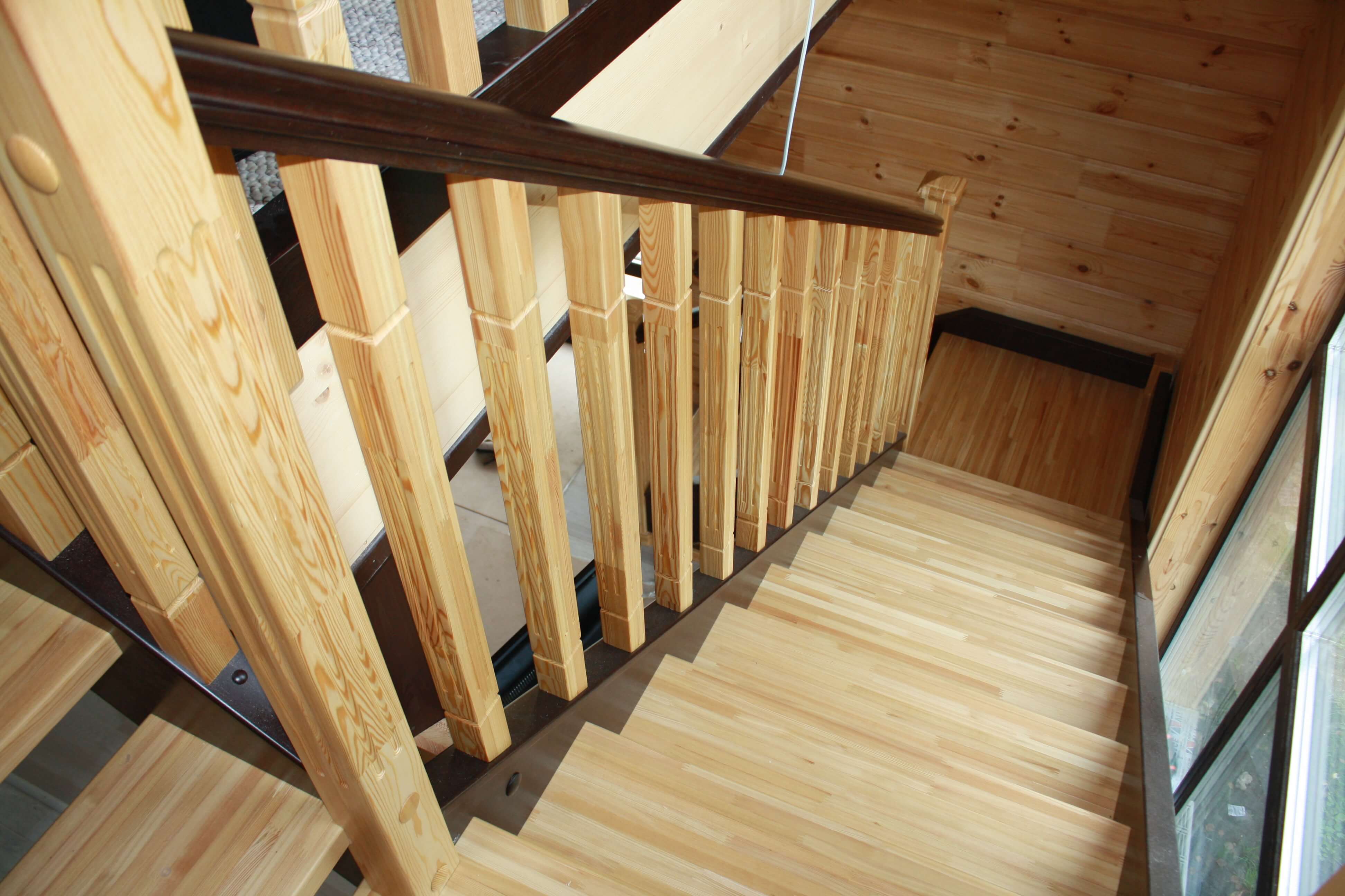 Скрип лестниц. Деревянная лестница. Деревянные ограждения для лестниц. Лестница из дерева. Перила деревянные для лестниц.